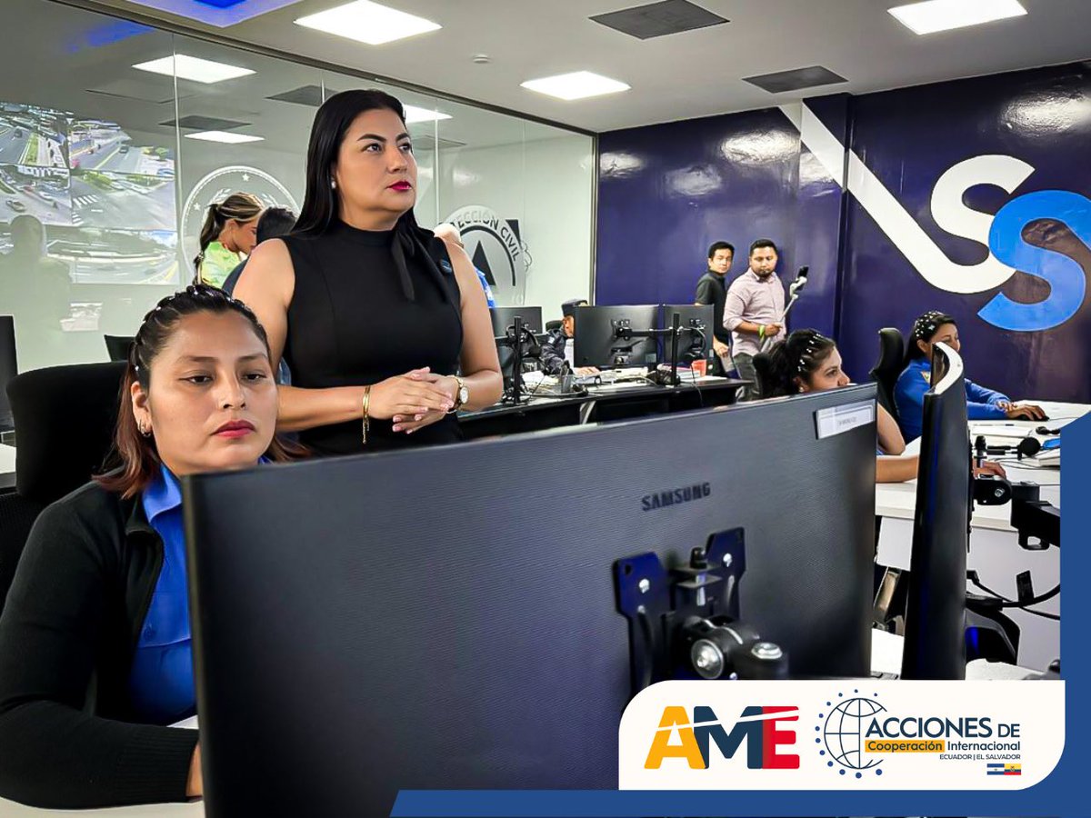 #AgendaAMElSalvador| Hoy nuestra delegación de Alcaldes/as 👩‍💼👨‍💼de #Ecuador🇪🇨, realizaron una visita técnica a #SívarSeguro, en #SanSalvador, para conocer el funcionamiento de la sala de monitoreo compuesta por 523 cámaras 📹de seguridad con una inversión de 6 millones de dólares