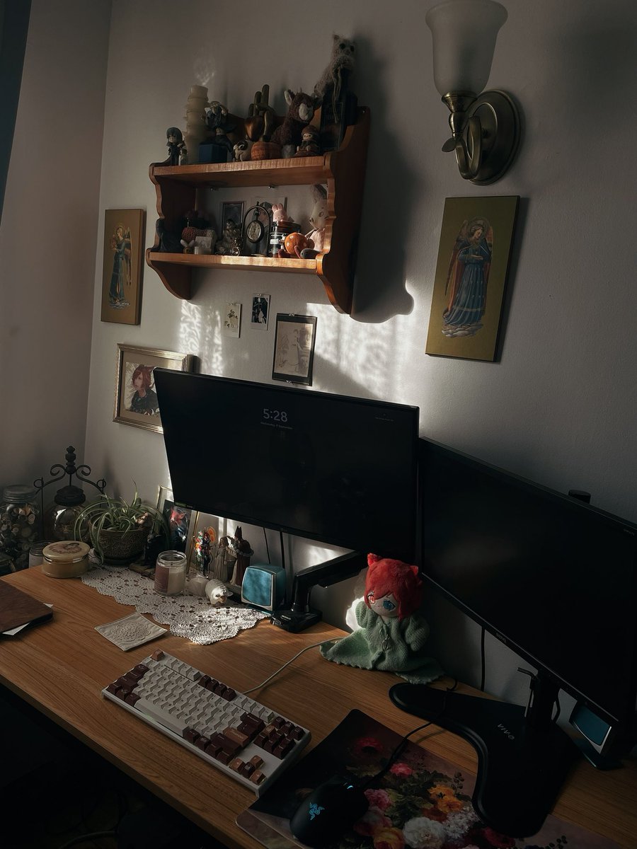 carnivorousdoe's tweet photo. now all I need is a plush astarion (and some new speakers ugh) and my setup will be complete!! https://t.co/MCPofVF1jf