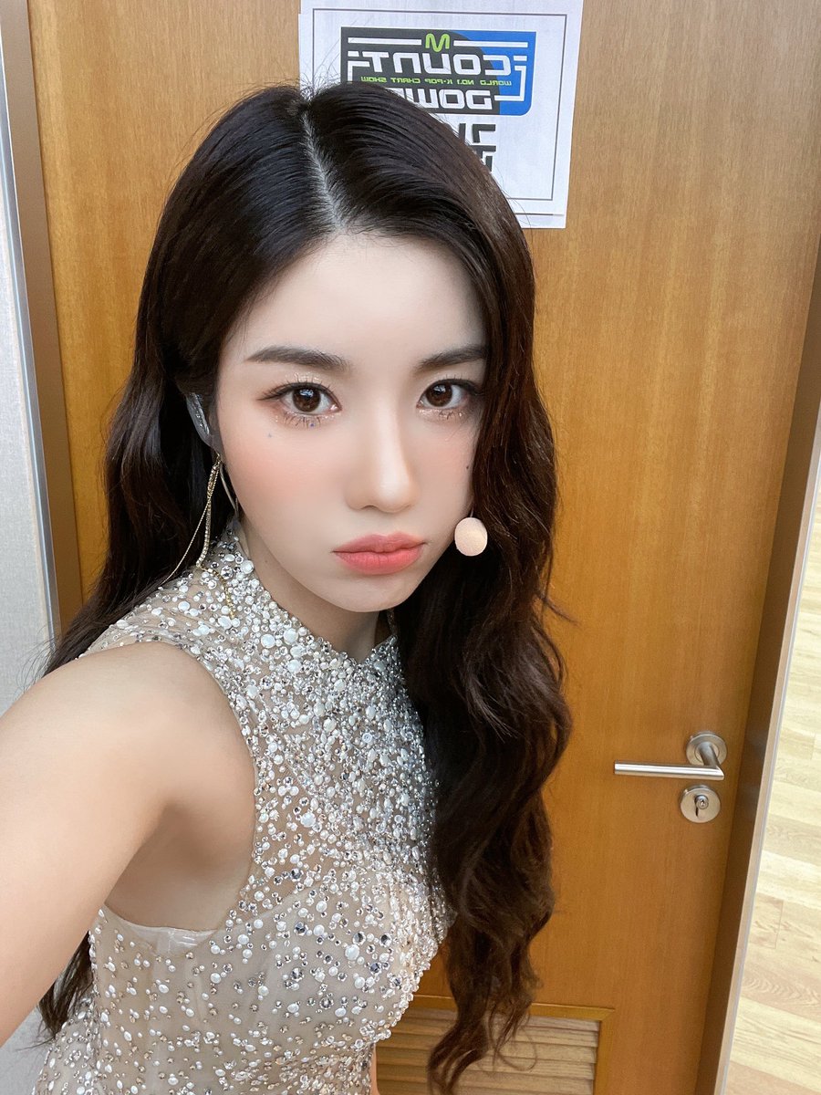 yes girls 💋 ya estamos comenzando la vida en los escenarios y la verdad es que me emociona un montón presentarles door ! así que aquí les dejo unas fotitos de la primera presentación que me tenía guardada >< a ver que opinan mis nenas !

𝑠weet𝕓aby ᝰ 𝙼in𝕟iē