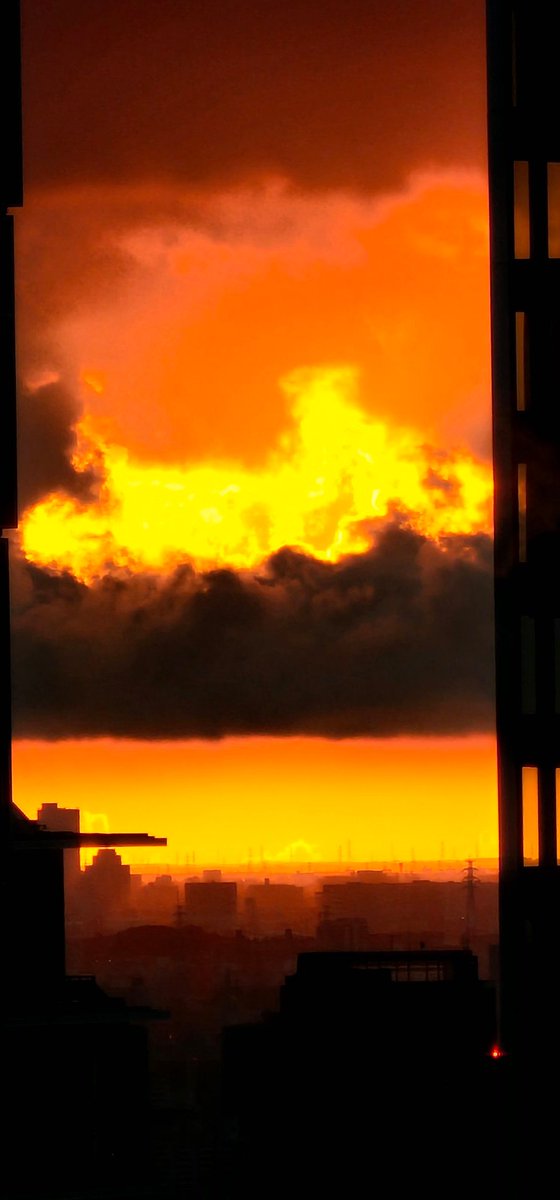 A fine morning comming up , with so many buildings it's hard to see the sun, but if you look for the Sun ,  you will find him 
Luke 19:10