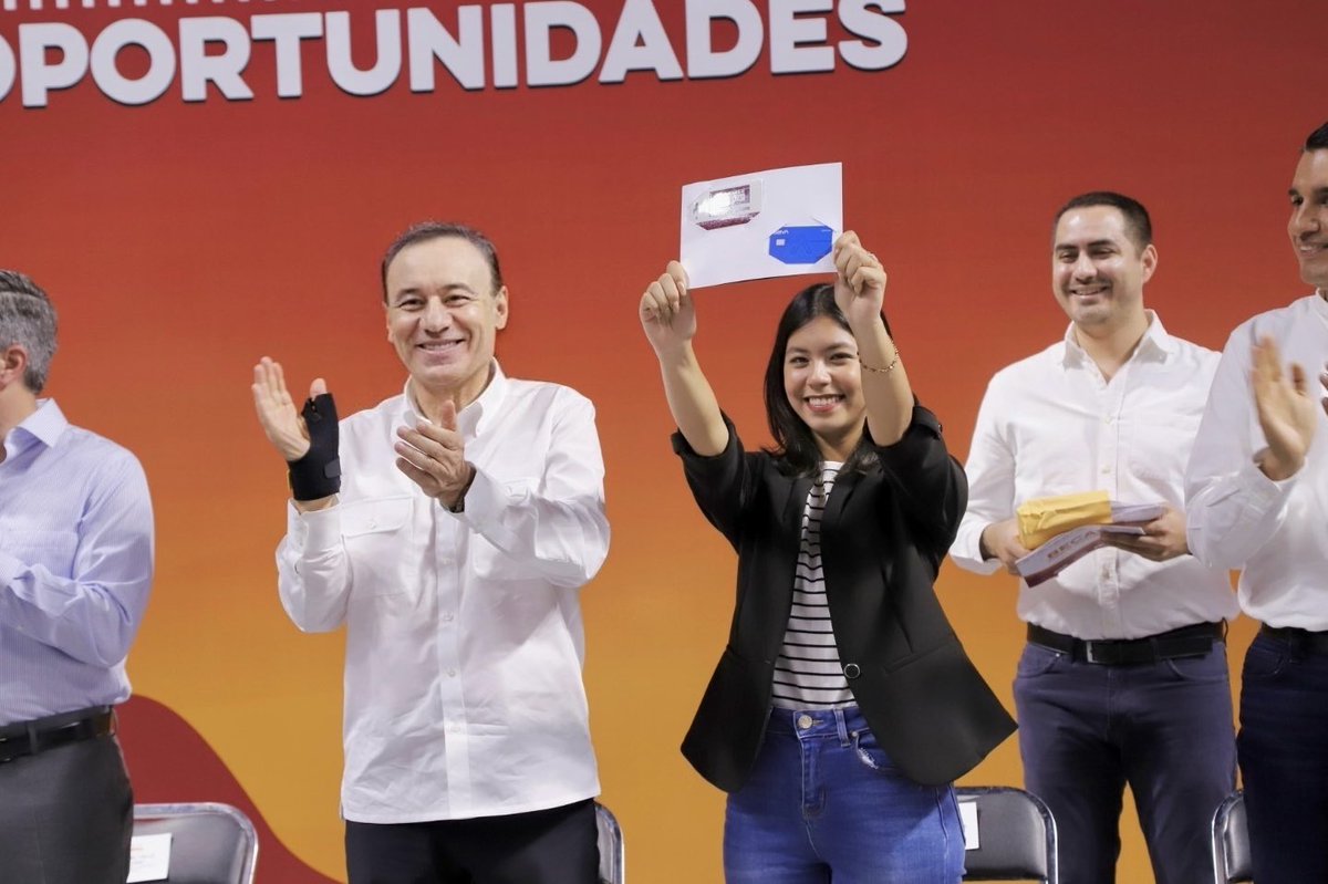 AlfonsoDurazo's tweet image. ¡Las juventudes cuentan conmigo!

Hoy entregamos 3 mil 500 becas a estudiantes universitarios en #Hermosillo. En Sonora ningún joven se quedará sin estudios por falta de recursos.

#ElMomentoDeSonora