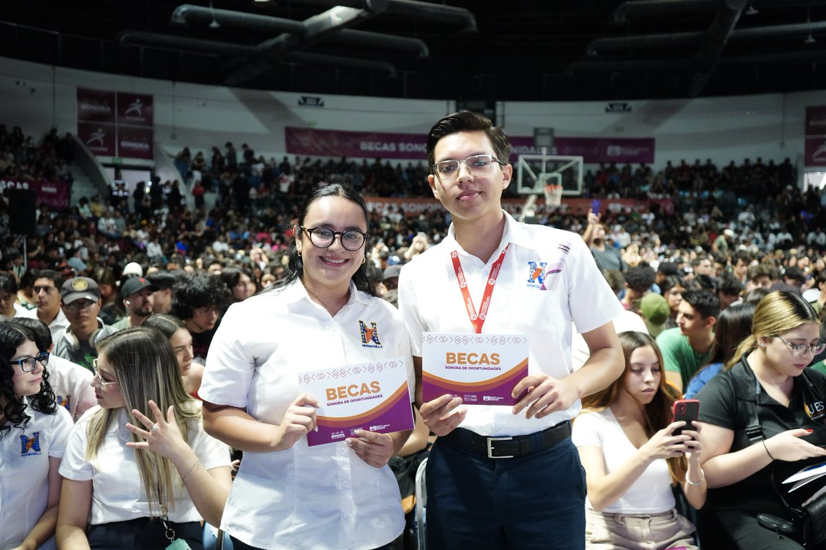 AlfonsoDurazo's tweet image. ¡Las juventudes cuentan conmigo!

Hoy entregamos 3 mil 500 becas a estudiantes universitarios en #Hermosillo. En Sonora ningún joven se quedará sin estudios por falta de recursos.

#ElMomentoDeSonora