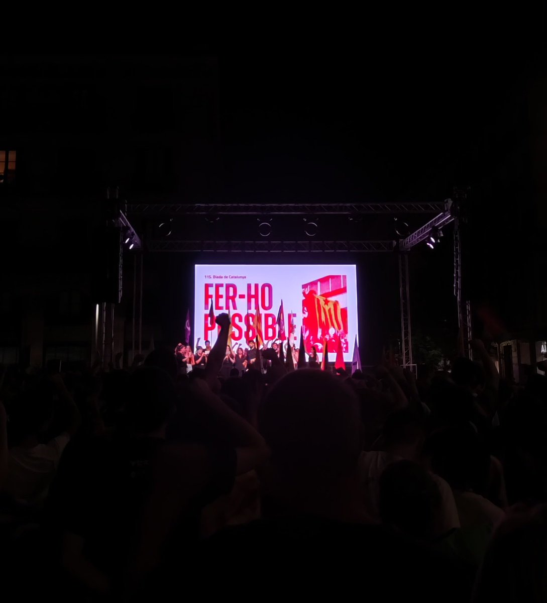 CUP_Santpedor's tweet photo. Davant l'avenç del projecte espanyolista i de l'extrema dreta, la resposta necessària és l'organització i la mobilització popular.
Per uns PPCC lliures, socialistes i feministes, visca la terra lliure! ✊
#FerHoPossible
#11S2024 https://t.co/nRZbqjkY1L