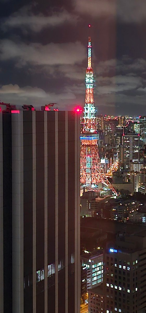 This place really lights up at night , I don't think these lights are original to 1958  
en.m.wikipedia.org/wiki/Tokyo_Tow…