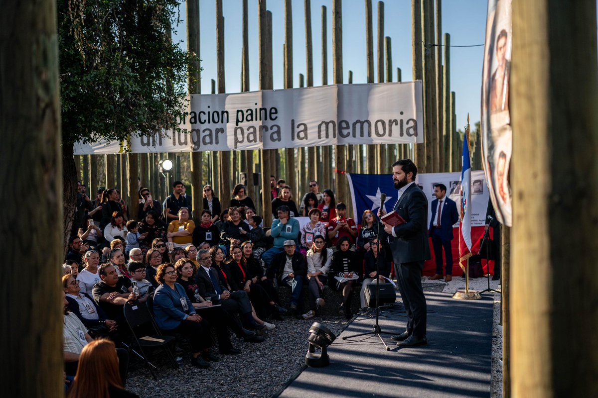 GabrielBoric's tweet photo. “Se llevaron a los 70 de Paine, pero con ellos se llevaron también a sus familias”, me comentaron hoy y lo escuchamos también en una zamba preciosa tocada aquí, en este acto en Paine.

Como Presidente de la República siento el deber de pedirles perdón en nombre del Estado de Chile, por la violencia de haberse llevado a sus padres, abuelos e hijos, por haberles arrebatado toda una vida.

Quiero decir que estoy agradecido de ustedes y que las admiro profundamente por todo lo que han hecho para mantener viva la memoria. Sepan que cuentan con nosotros como Gobierno y como compañeros y compañeras.