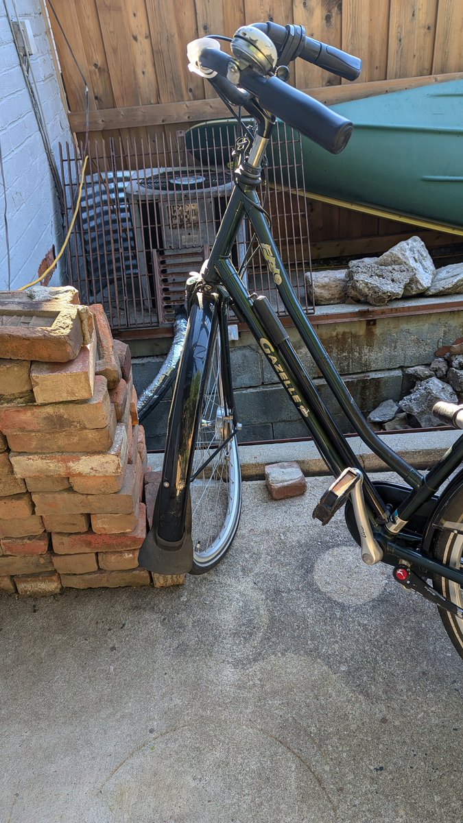 This is what I saw yesterday morning around 8:10AM (green light though) immediately before I was struck by a left turning driver while I travelled straight legally through the intersection at Bay St N and Cannon St W. I wanted to share my thoughts on this collision in a 🧵 below