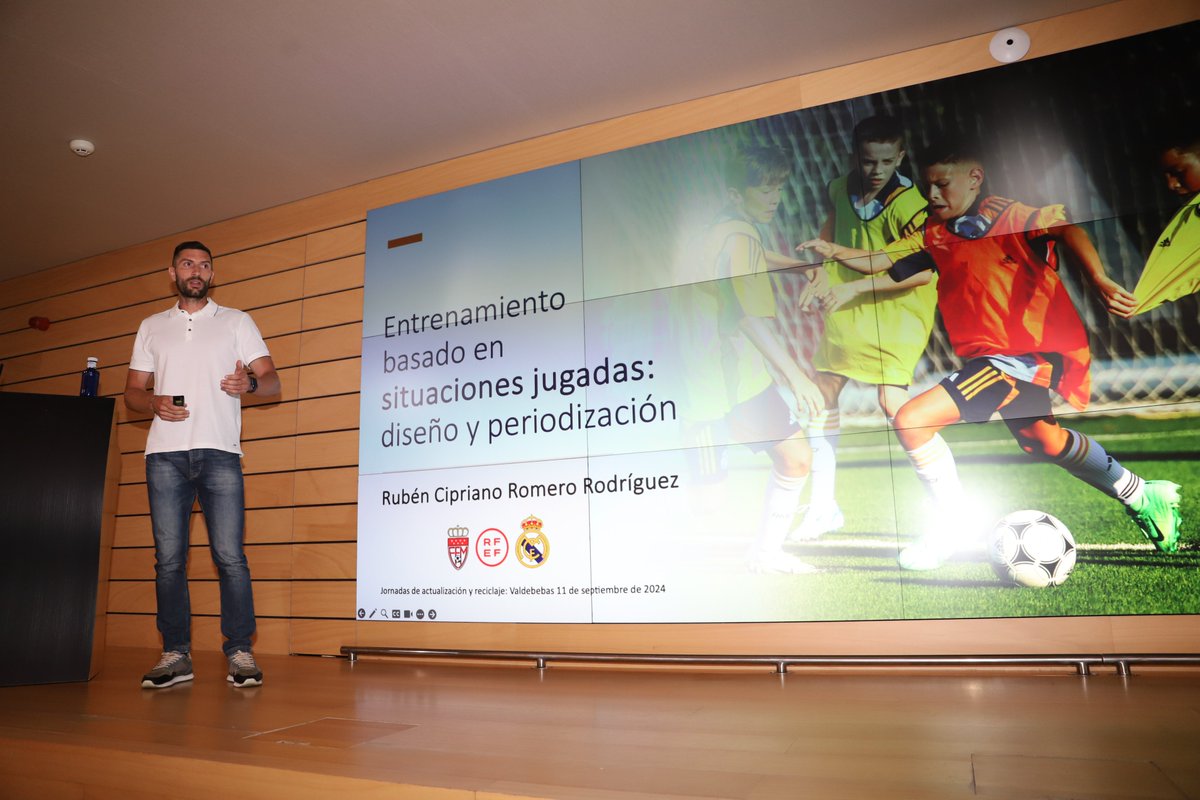 👩🏻‍🎓👨🏻‍🎓⚽️'𝗝𝗼𝗿𝗻𝗮𝗱𝗮 𝗱𝗲 𝗔𝗰𝘁𝘂𝗮𝗹𝗶𝘇𝗮𝗰𝗶𝗼́𝗻 𝘆 𝗥𝗲𝗰𝗶𝗰𝗹𝗮𝗷𝗲' de fútbol organizada por <a href="/EntrenadoRffm/">Comité y Escuela de Entrenadores de la RFFM</a>, de la <a href="/RFFM_oficial/">RFFM</a>

🙋🏻‍♂️ Rubén Cipriano (<a href="/rcipri89/">Ruben Cipriano</a>)

✅ Entrenamiento basado en situaciones jugadas: diseño y periodización

#EntrenadorRFEF | #EntrenadoraRFEF