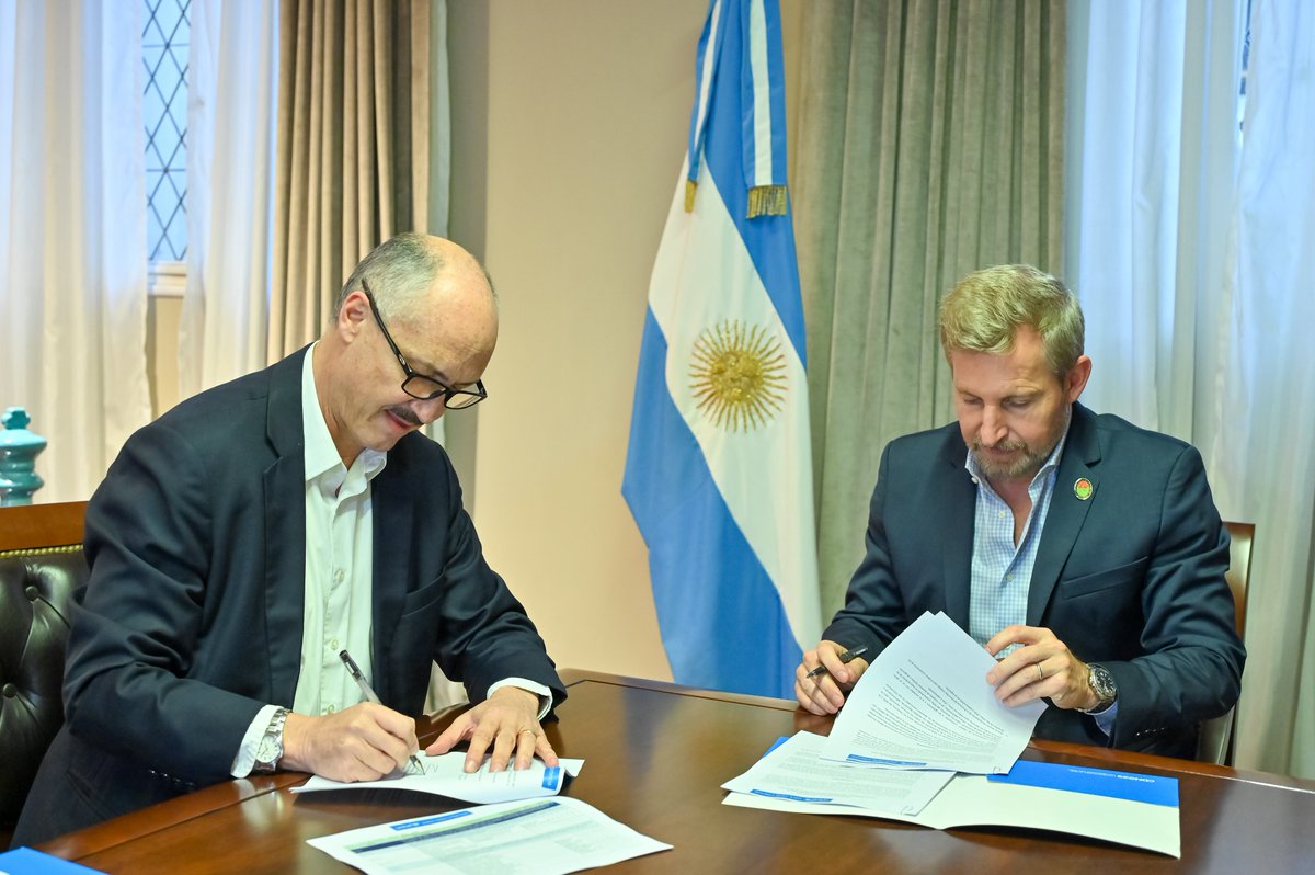 UNICEF ARGENTINA (@unicefargentina) on Twitter photo Nuestro Representante, <a href="/RafaelUNICEF/">Rafael Ramirez Mesec</a>, y el gobernador de <a href="/GobiernoER/">Gobierno de Entre Ríos</a>, Rogelio Frigerio, firmaron un acuerdo de cooperación para el desarrollo en la primera infancia, reducción de la pobreza, generar oportunidades para los adolescentes, y garantizar entornos libres de violencia. Nuestro Representante, <a href="/RafaelUNICEF/">Rafael Ramirez Mesec</a>, y el gobernador de <a href="/GobiernoER/">Gobierno de Entre Ríos</a>, Rogelio Frigerio, firmaron un acuerdo de cooperación para el desarrollo en la primera infancia, reducción de la pobreza, generar oportunidades para los adolescentes, y garantizar entornos libres de violencia.
