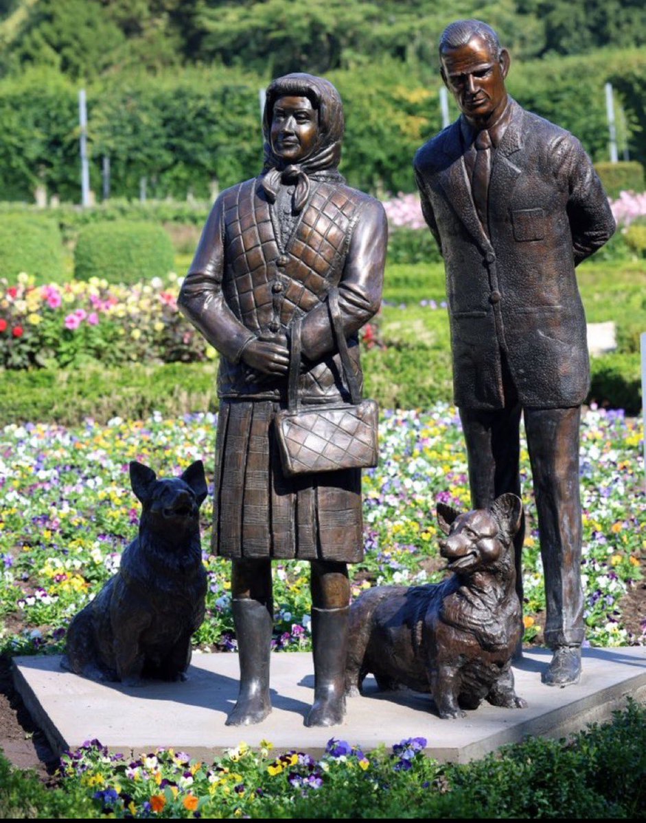 I think the statues dedicated to the Location Location Location presenters looks lovely; they’ve really captured Kirstie and Phil 😍