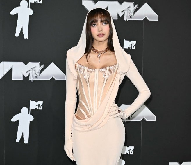 lovebpfrvr's tweet photo. si quieren que LISA sea la más mencionada de este año en los vmas 2024, den rt y comenten los tags 5 veces, que mujer!

ROCKSTAR LISA ON VMAS
#LISAisBACK_VMAs https://t.co/3hkPGaFmxX