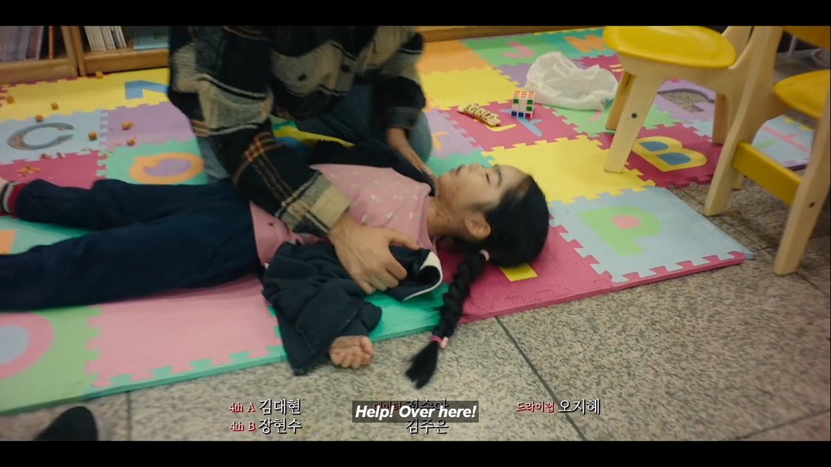 BluKimchiKdrama's tweet photo. Has he been trying to kill his daughter or has he been putting her in dangerous situations to get money? What's going on here??
#PerfectFamily #PerfectFamilyEp9 https://t.co/0bFLY8Y6m0