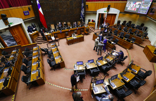 Tu futura pensión y cotizaciones están en manos de 5 senadores. La reforma previsional del Gobierno se encuentra en la Comisión de Trabajo y Previsión Social, donde se debatirá un aumento de un 6% de las cotizaciones previsionales y el destino de éstas. En este hilo los detalles: