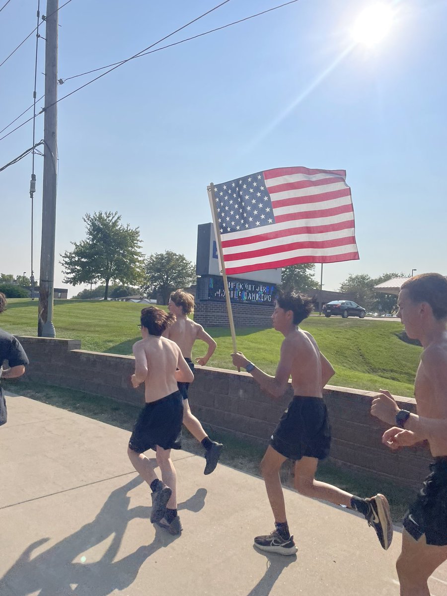 WestBoysXC's tweet photo. We ran with the American Flag today in memory of those who lost their lives on 9/11/2001.  Learn to appreciate the freedoms you have. Everyday is an opportunity to positively impact others. We are stronger as 1!🇺🇸🇺🇸

#NeverForget #WaterlooProud #StandTogether https://t.co/3c1Wq8yGRi