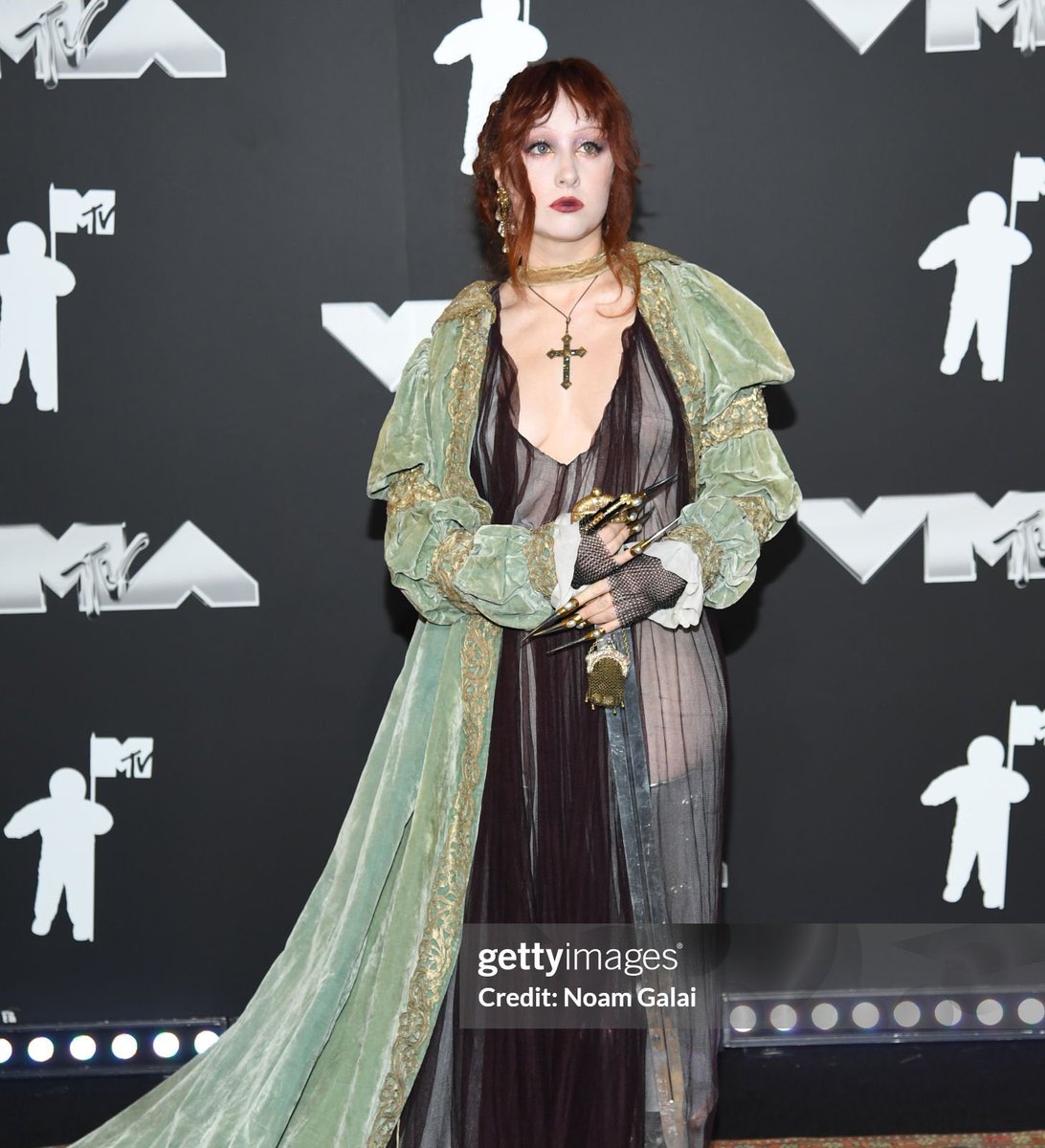 ChappellRoanNow's tweet photo. 📸 @ChappellRoan looks absolutely stunning, amazing, talented, and demure at the VMAs https://t.co/3jgROdBN5k