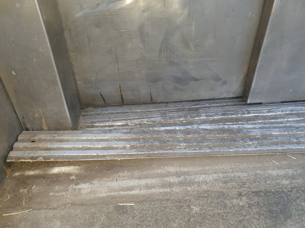 man_crazy777's tweet photo. @metrodesantiago  Hola buenas tardes tío metro. Les reporto parte de la base de la entrada del accesor de entrada y salida de la estación Quinta Normal esta suelta. Esto espone mucho alos adultos mayores y personas con movilidad reducida a algún accidente. https://t.co/NecNw6XwaU