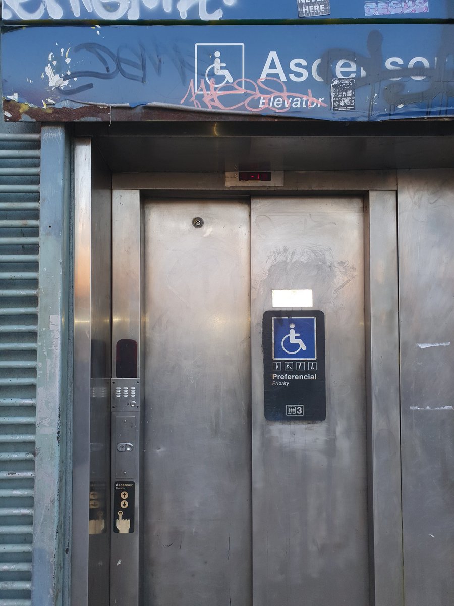 man_crazy777's tweet photo. @metrodesantiago  Hola buenas tardes tío metro. Les reporto parte de la base de la entrada del accesor de entrada y salida de la estación Quinta Normal esta suelta. Esto espone mucho alos adultos mayores y personas con movilidad reducida a algún accidente. https://t.co/NecNw6XwaU