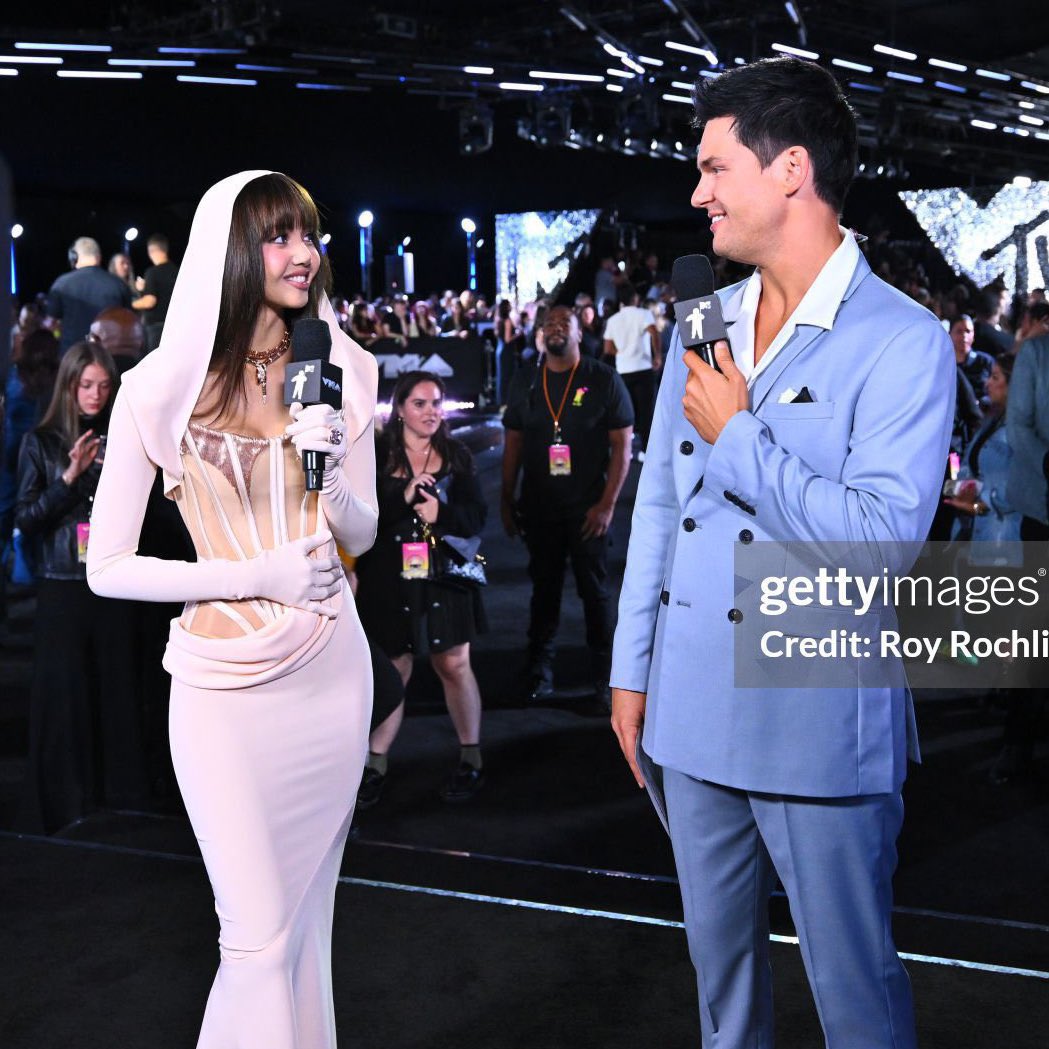 LiliesHome_'s tweet photo. she's so pretty 🥰

ROCKSTAR LISA ON VMAS
#LISAisBACK_VMAs 
#VMAs https://t.co/9FE80RIWnu