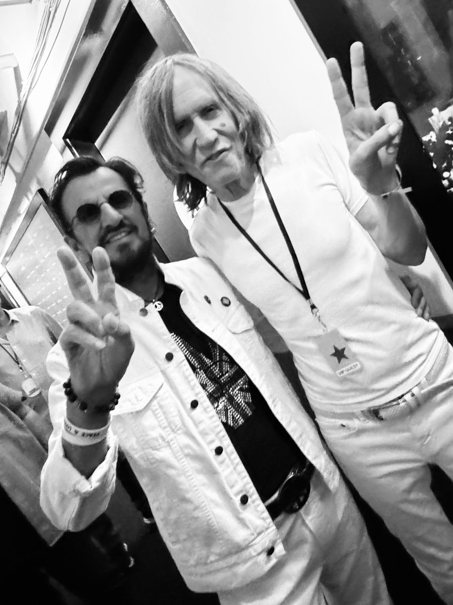 Starr bright Sunday🌟, reunited with <a href="/ringostarrmusic/">#RingoStarr</a> -- PEACE &amp; LOVE
