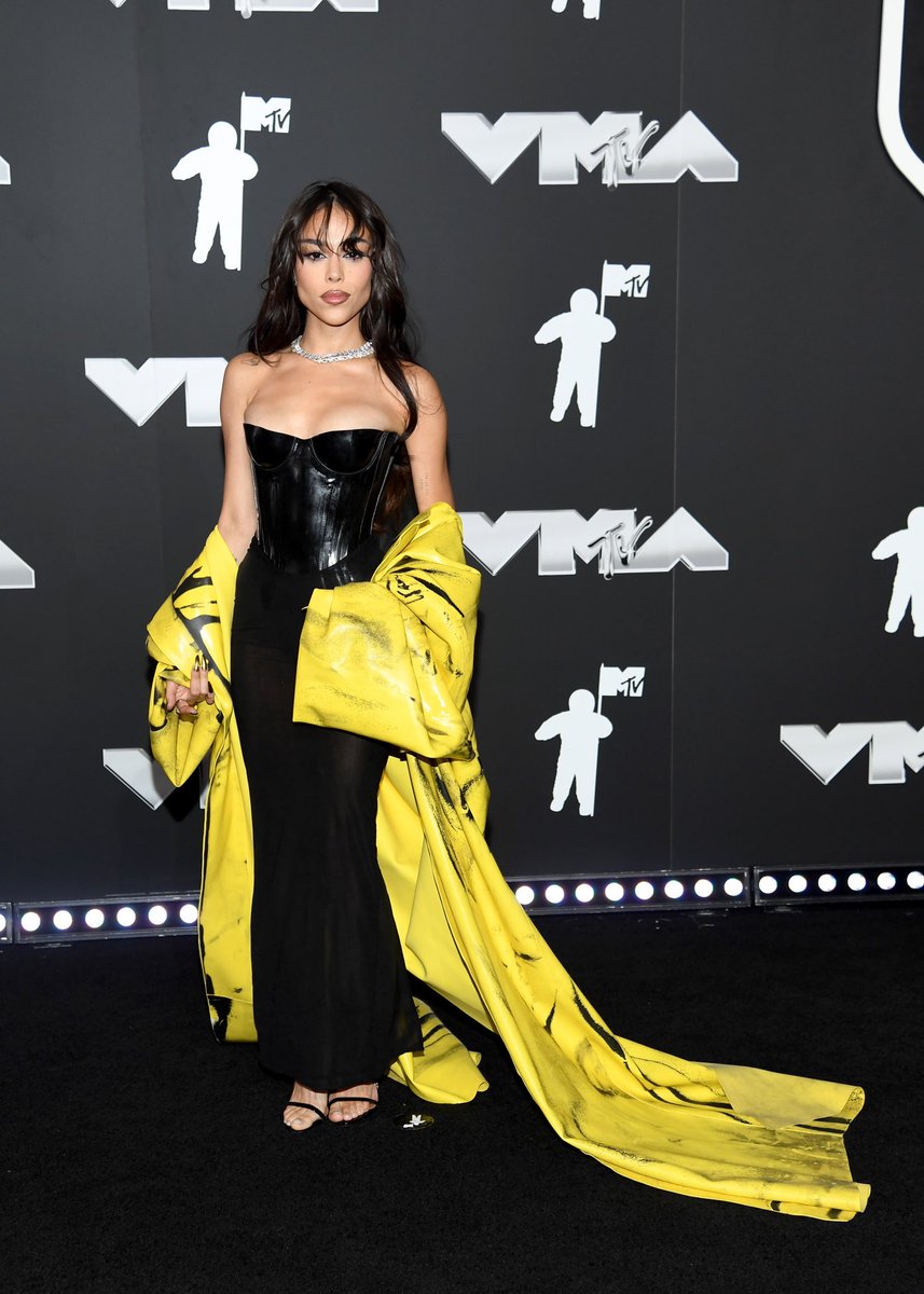 MTVSur's tweet photo. MIREN EL OUTFIT QUE CLAVÓ @dannajustdanna AAAAA INCREÍBLE ESE SACO 🤩 Lo necesito, para qué? No se pero es hermoso!!! 

#VMAs https://t.co/6xIyoROVKG