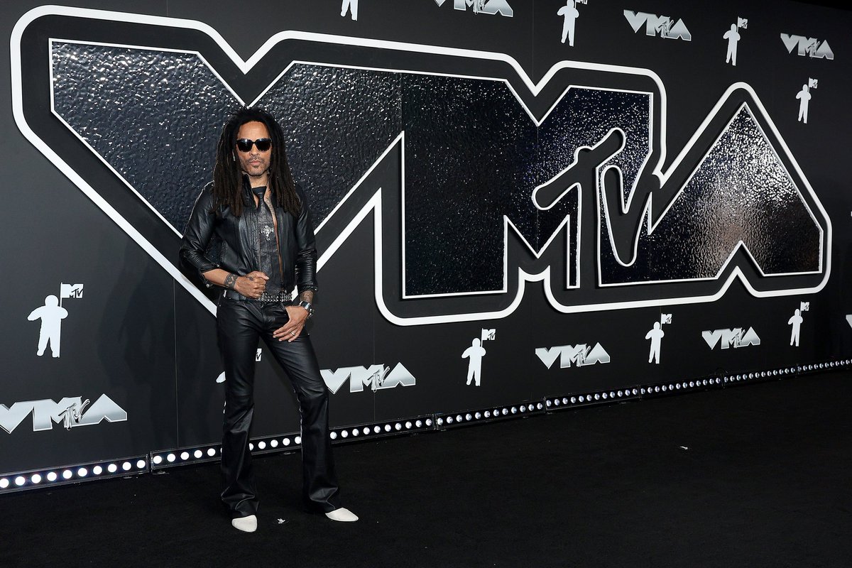 MTVLA's tweet photo. Creo que abajo de las chaquetas siempre va una camisa pero como no soy @LennyKravitz no opino. 🤔🤔  W O W.

#VMAs https://t.co/QI3bRGcIK7