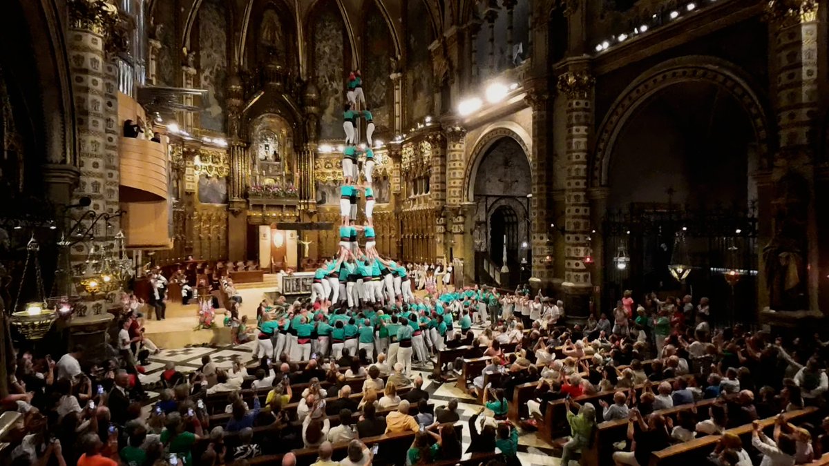 Els Castellers de Vilafranca planten el 3de9f, el primer castell a l’interior de la basílica de Montserrat dlvr.it/TD72sY via <a href="/ElMonCasteller/">elMonCasteller.cat</a>
