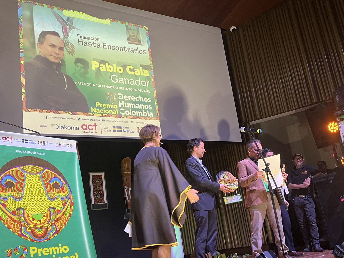 MarnIris's tweet photo. Pablo Cala es el ganador del Premio Nacional de Derechos Humanos como el defensor del año. Fundación Hasta Encontrarlos. Si aporte: promover el Sistema Nacional de Búsqueda de Personas Desaparecidas. #VocesPoderosas @PremioNalDDHH. @DefensoriaCol https://t.co/Q0DFcSvbIV