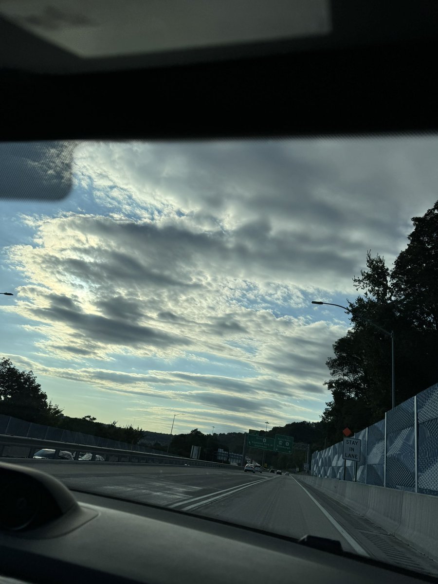 Cutejp22's tweet photo. @NWSPittsburgh Monday it looked there were were copy/pasted clouds in the sky. https://t.co/mcMyaffXl1