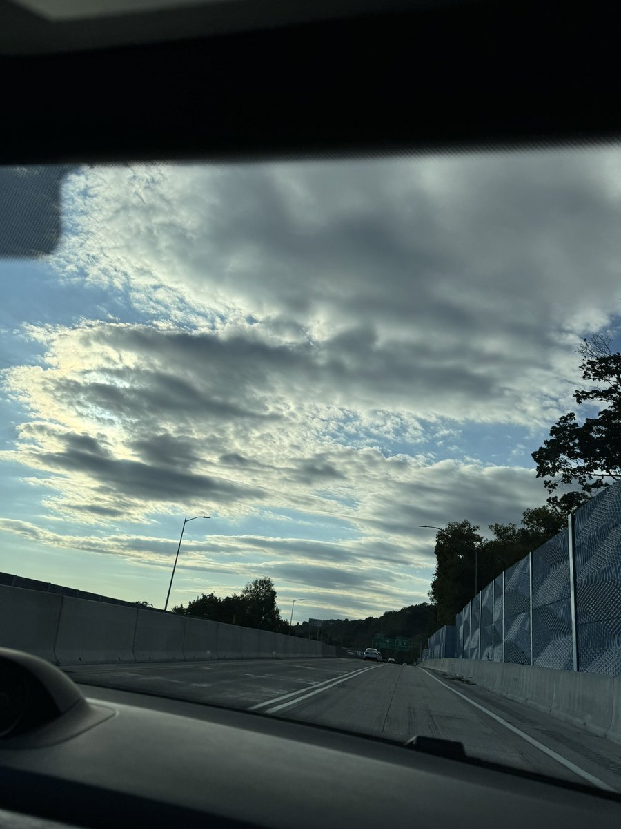 Cutejp22's tweet photo. @NWSPittsburgh Monday it looked there were were copy/pasted clouds in the sky. https://t.co/mcMyaffXl1