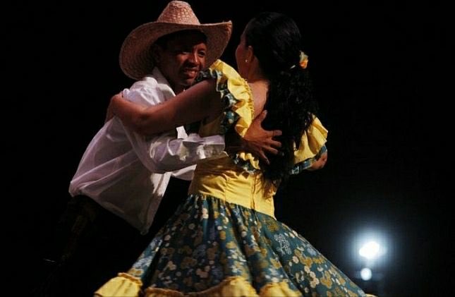 ÑHasta el próximo lunes, niñas y niños participan en los talleres de joropo tuyero que realiza el Centro de la Diversidad Cultural San Benito, en Santa Lucía, muncipio Paz Castillo del estado Miranda