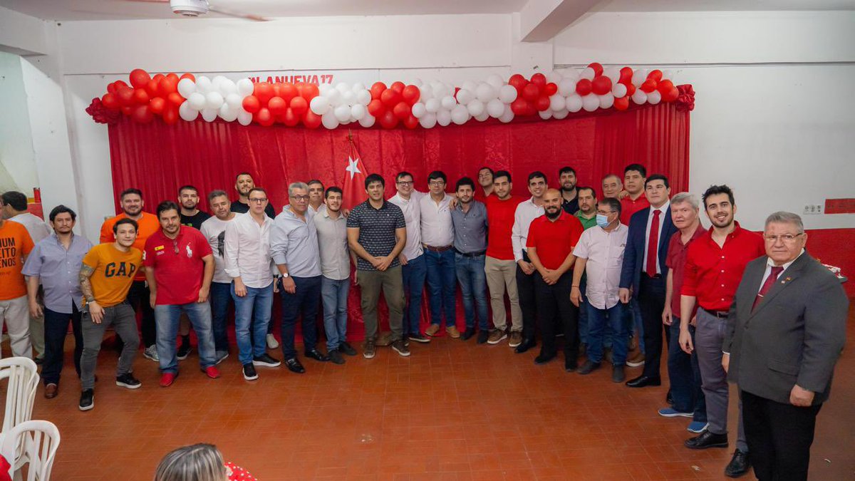ℹ️NFO POLÍTICA. Festejo en la 17. El Presidente de la seccional Dani Fernández compartió un encuentro con su equipo y varios dirigentes de capital el aniversario 137 del Partido Colorado.