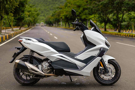 ImUtopian1990's tweet photo. The Indian Markets needs more Maxi Scooters , we have only 3 "Proper" Maxi Scooters currently:
* BMW C 400 GT @ 14Lakhs
* Keeway Viesta 300 @ 4.25 Lakhs
* Yamaha Aerox @ 1.95 Lakhs (Owning one , absolute Beast!)
@India_Yamaha @yamaha_bike should bring in more Maxi Scooters like XMax 300 to Indian Markets !
PS : See in Youtube how these Maxi Scooters are a craze in Asian markets like Indonesia, Thailand ,Philippines etc...., Its a great experience riding Maxi Scooters!