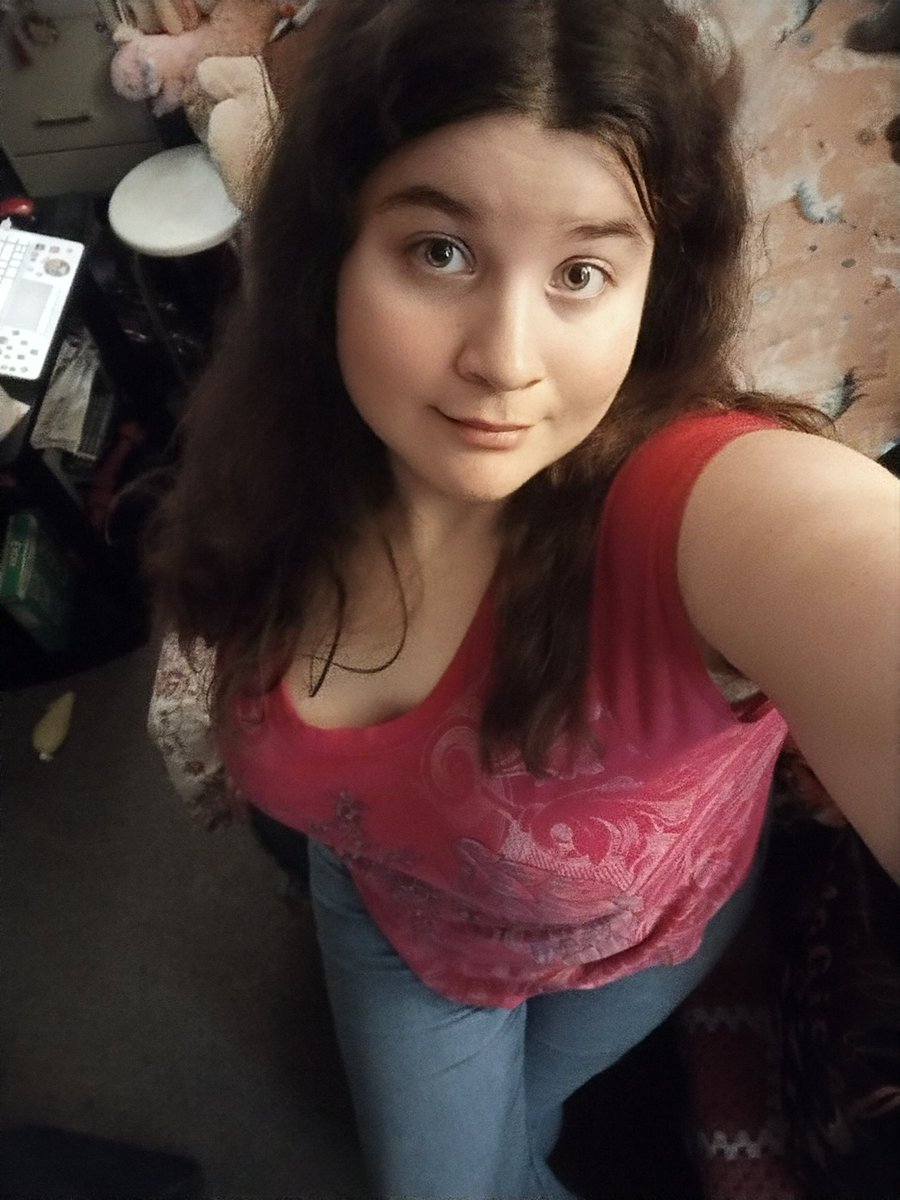 RachaelSadlier's tweet photo. 'Sup Guys 👋😁 how's it going? 
#me #selflove #selfie #leo #selca  #hair #brunette #myface #face #hairdown #body #BodyPositive #bodypositivity #tshirt #levistrauss #bootcutjeans  #OOTD https://t.co/MuqlM7P8q6