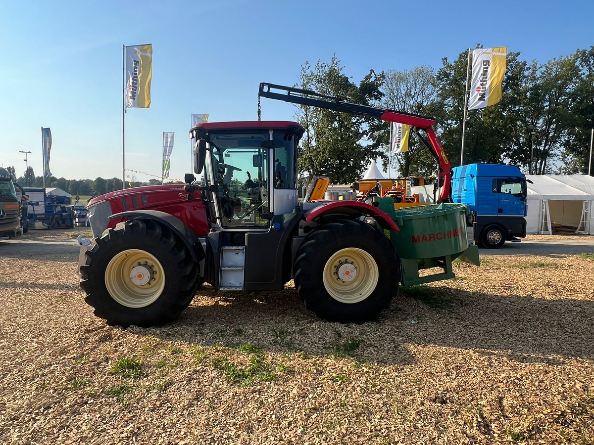 profiMagazin's tweet photo. Ein #JCB Fastrac 4220 mit #Marchner BM 150 Betonmischer. https://t.co/EFD4E9NF7C
