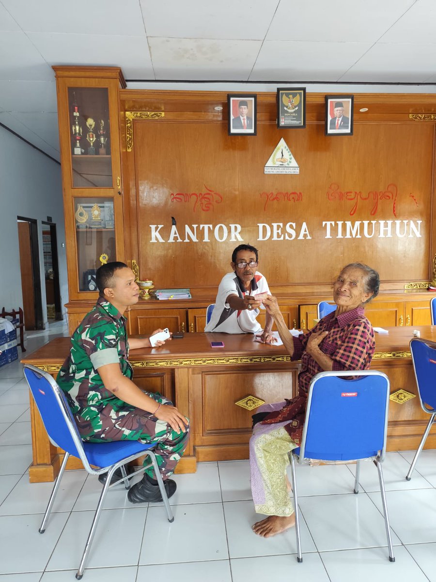 Kodam9Udayana's tweet photo. Penyaluran BLT-DD di Desa Timuhun sukses. Babinsa pastikan aman & tepat sasaran bagi 25 warga penerima! 🙏 #BLTDD #Babinsa #TNIPRIMA #Profesional #Responsif #Integratif #Modern #Adaptif
#PrajaRaksakaPeduliRakyat
#TNIADMengabdidanMembangunbersama #kodamudayana https://t.co/RNCMZ7RCMi
