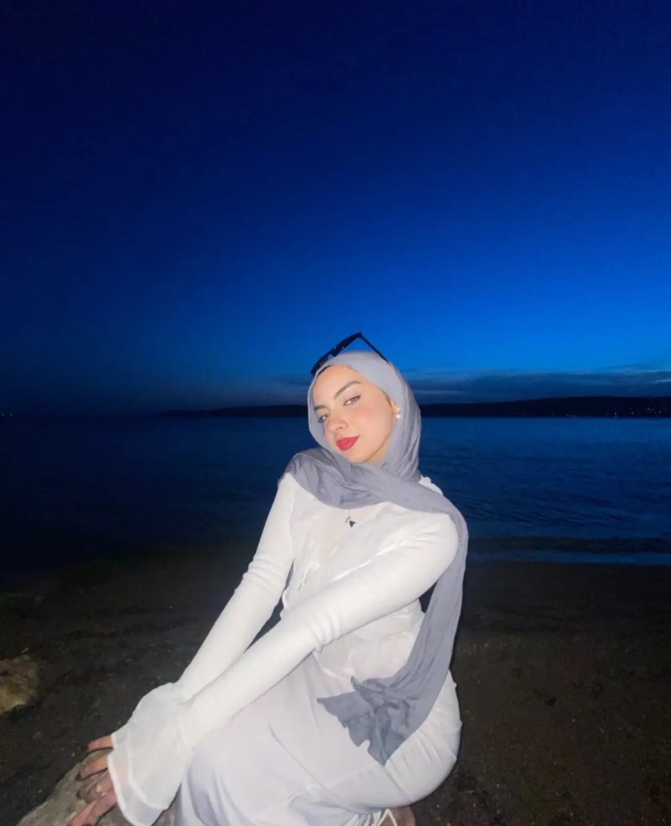 Karanlığın içinden, gün doğar ya aniden. İşte senin sevgin böyle doğdu karanlık gecelerime.