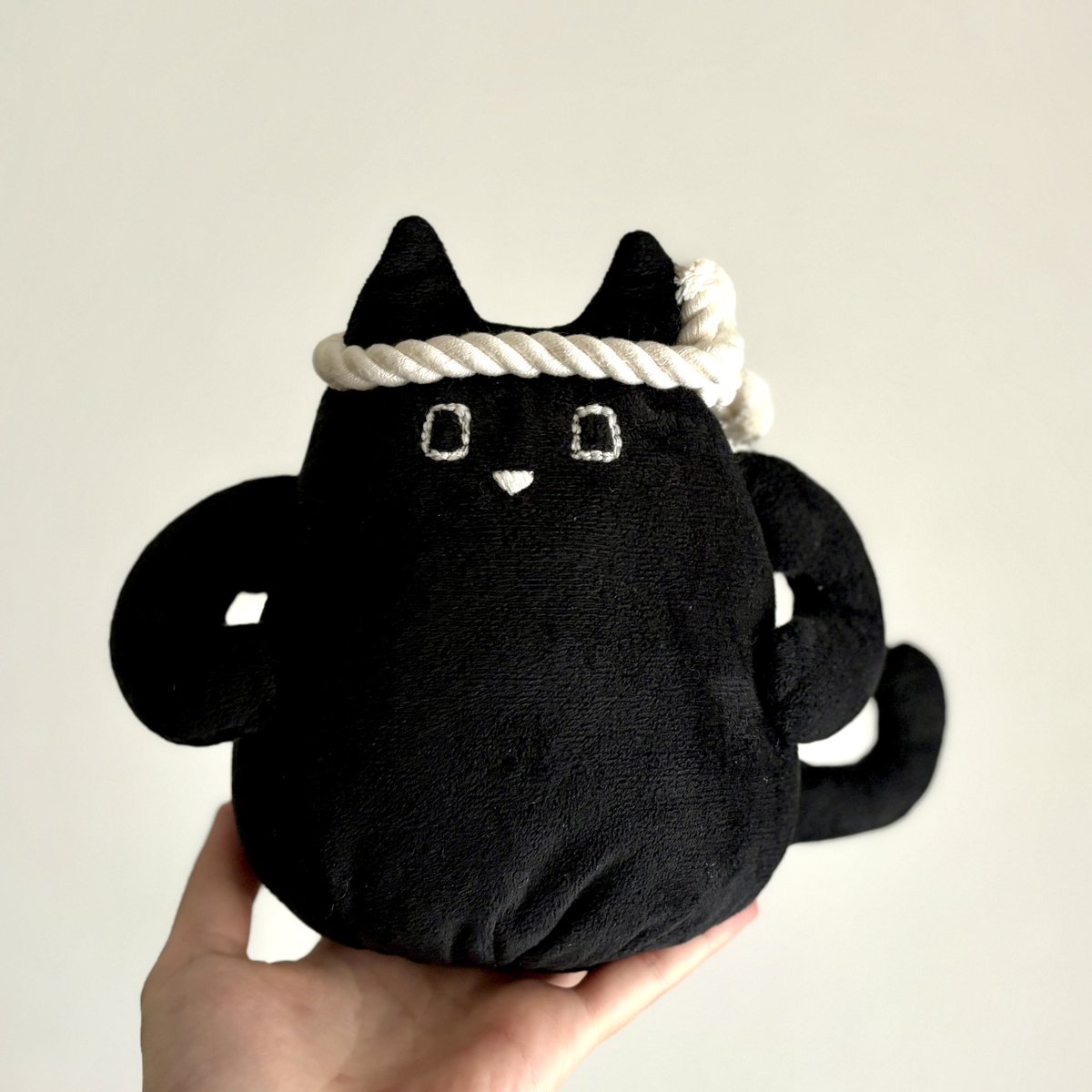 オートロくんのサイズ感は設計にもよりますが、現在のモデルは手のひらサイズデス。

オートロくんはロボットだけど、どうやって作られているかはヒミツデスヨ。
握りたてのお寿司が食べたくなったらご依頼くださいネ。

ヘイオマチ！🍣
#企業公式相互フォロー　
#企業公式さんと繋がりたい