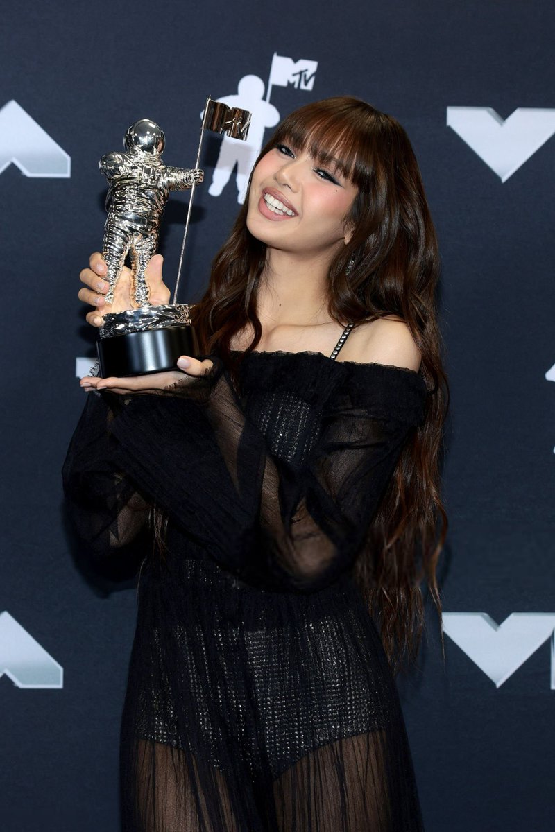 Appi039's tweet photo. @kchartsmaster Lisa with #Vimas Award https://t.co/ub2m1VxJqU