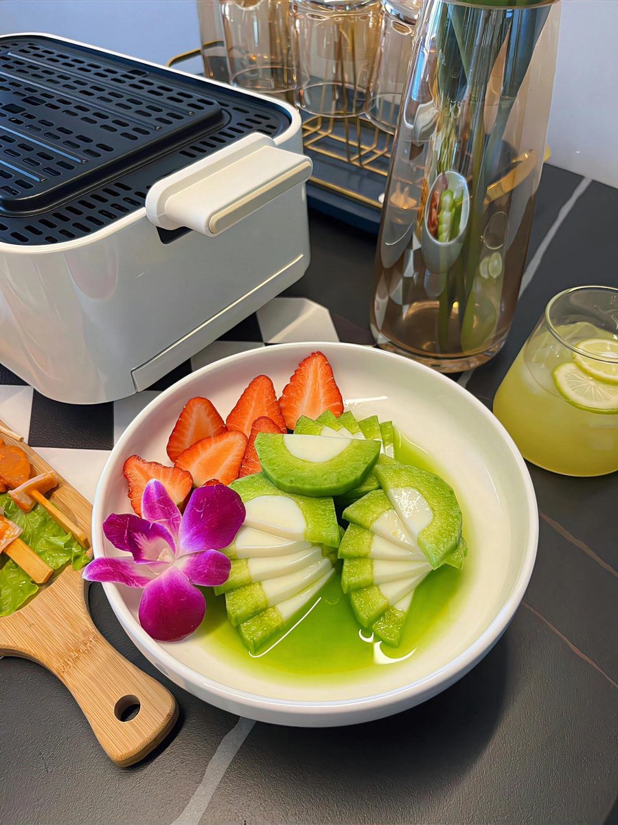 自分のためにコーヒーを作ります。元気に仕事をしていますよね。