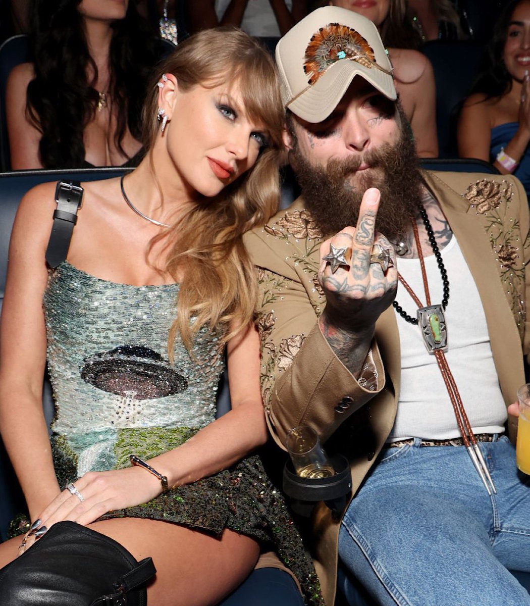 TSwiftNZ's tweet photo. 🖕✌️ https://t.co/3XXrMlT56j