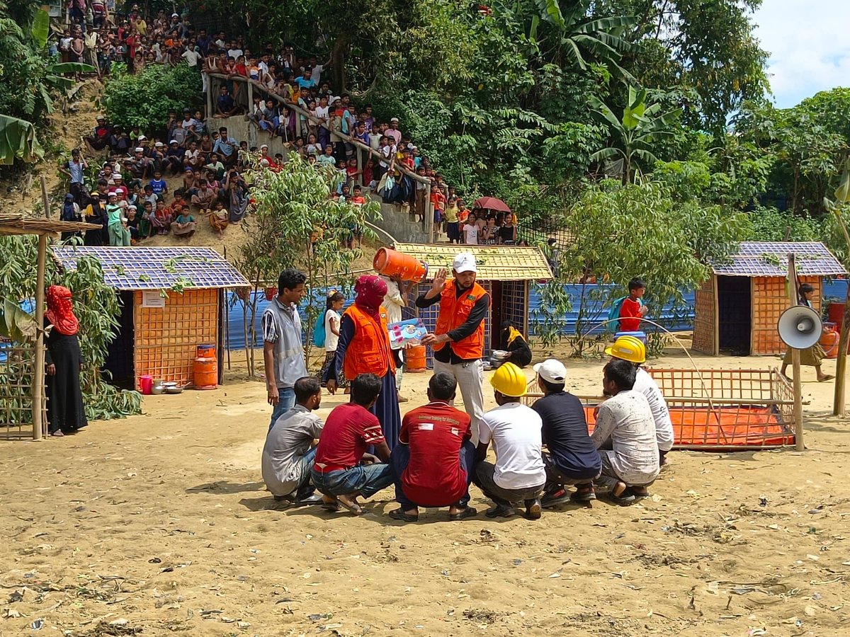IFRCAsiaPacific's tweet photo. IN PHOTOS: The population movement and Red Cross &amp; Red Crescent interventions in Cox's Bazar, Bangladesh.

👉https://t.co/vMBBtLS3A6

DISASTER RESPONSE
Bangladesh Red Crescent very often is first on the ground, to fires, cyclones, floods, landslides, and much more at the camps. https://t.co/EYSYm2oyV5