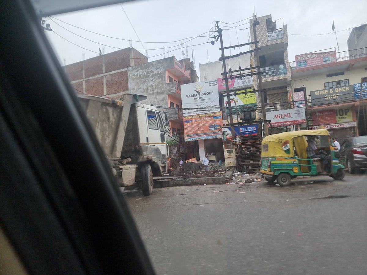 रोज सुबह पीक ट्रैफिक टाइम में ये कचरा उठाने आती जेसीबी ओर ट्रक के कारण दादरी रोड से बोटेनिकल गार्डन मेट्रो स्टेशन की तरफ जाते अंडर पास पर रास्ता ब्लॉक हो जाता जिस से ट्रैफिक जाम ओर वायु प्रदूषण दोनो होते। <a href="/CeoNoida/">CEO, NOIDA Authority</a> <a href="/noida_authority/">NOIDA Authority</a> <a href="/noidapolice/">POLICE COMMISSIONERATE GAUTAM BUDDH NAGAR</a>  कृपया संज्ञान ले। <a href="/CPCB_OFFICIAL/">Central Pollution Control Board</a>