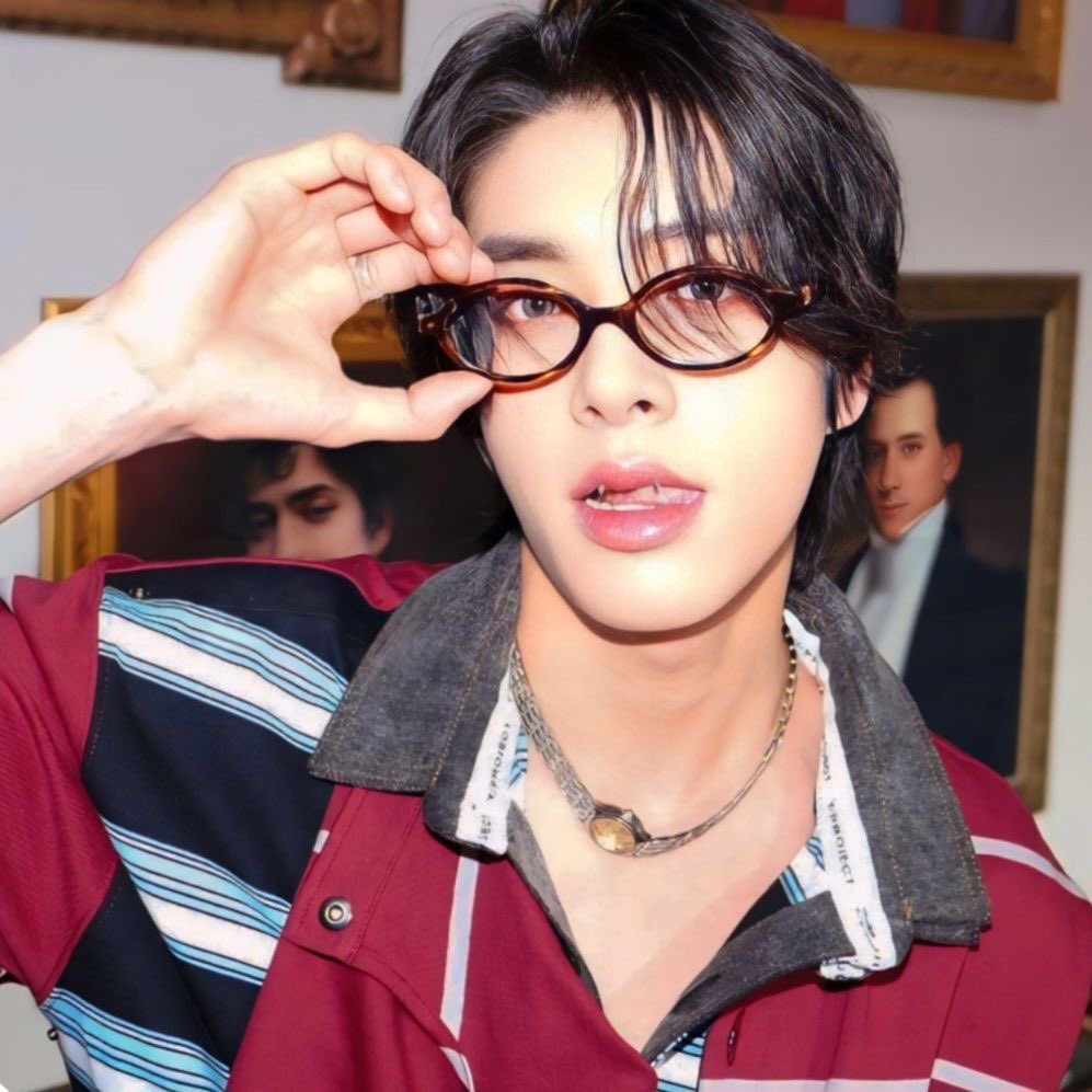 fforeshadowfate's tweet photo. jake and his "just fixing my glasses" pose https://t.co/hOjWLelpVO