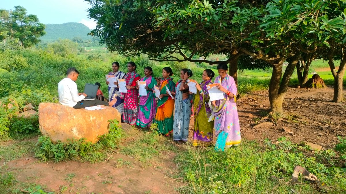 OdishaSpv's tweet image. CSC VLE Milthan Ranasingh from Tajungia Panchayat, Kandhamal District, goes the extra mile! He travels 15 km to the top of a mountain to complete Subhadra registrations for women beneficiaries.

Kudos to his dedication! 

#GhareGhareSUBHADRA #OnlyCSCCanDoThis