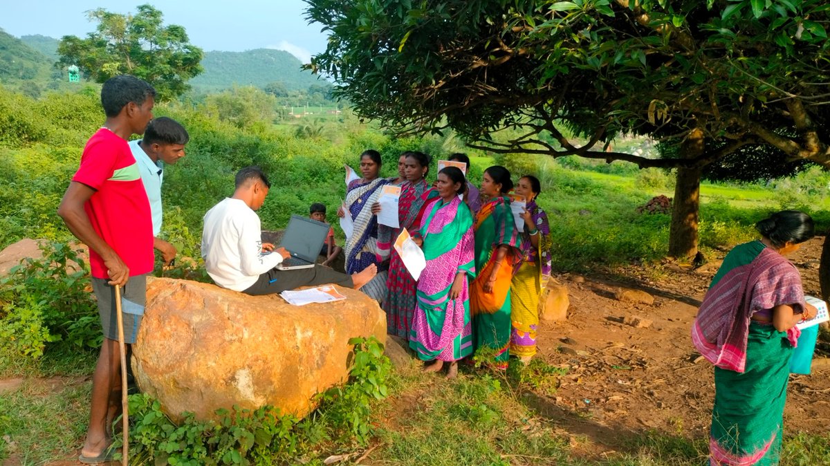 OdishaSpv's tweet image. CSC VLE Milthan Ranasingh from Tajungia Panchayat, Kandhamal District, goes the extra mile! He travels 15 km to the top of a mountain to complete Subhadra registrations for women beneficiaries.

Kudos to his dedication! 

#GhareGhareSUBHADRA #OnlyCSCCanDoThis