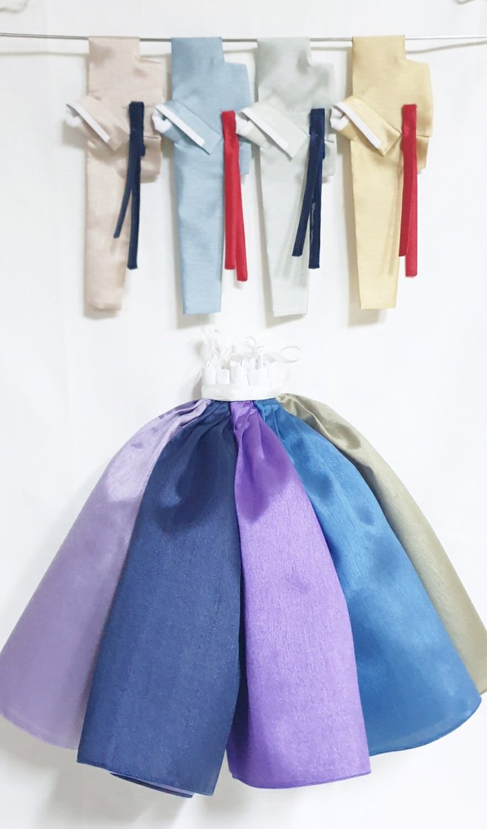 랜덤박스 진행예정이었던 한복들의 마감작업이 이제야 마무리 되었습니다.😂
명절 이후 , 9월 23일날 일괄 발송예정입니다.
차분한 색상의 펄명주 원단으로 준비한 이번 가을 랜덤박스도 잘부탁드립니다. 🥰
곧 블로그 글로 안내드리겠습니다.