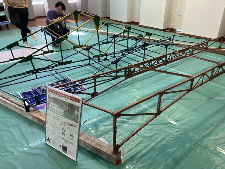 nippon_ps's tweet photo. 【#NPSニュース】
#JSBC2024 2日目☀️ 本日も企業展示を行っています📣
ブースにはPC板(通称ぴょんぴょん板)を設置。
板の上でジャンプしてみると、PCの優れた耐久性を体感できます。3人乗っても大丈夫です💪
さらに、会場内には鋼橋模型がずらり❗️どれも完成度が高く、思わず見入ってしまいます✨ https://t.co/Qc9G6ExeMZ