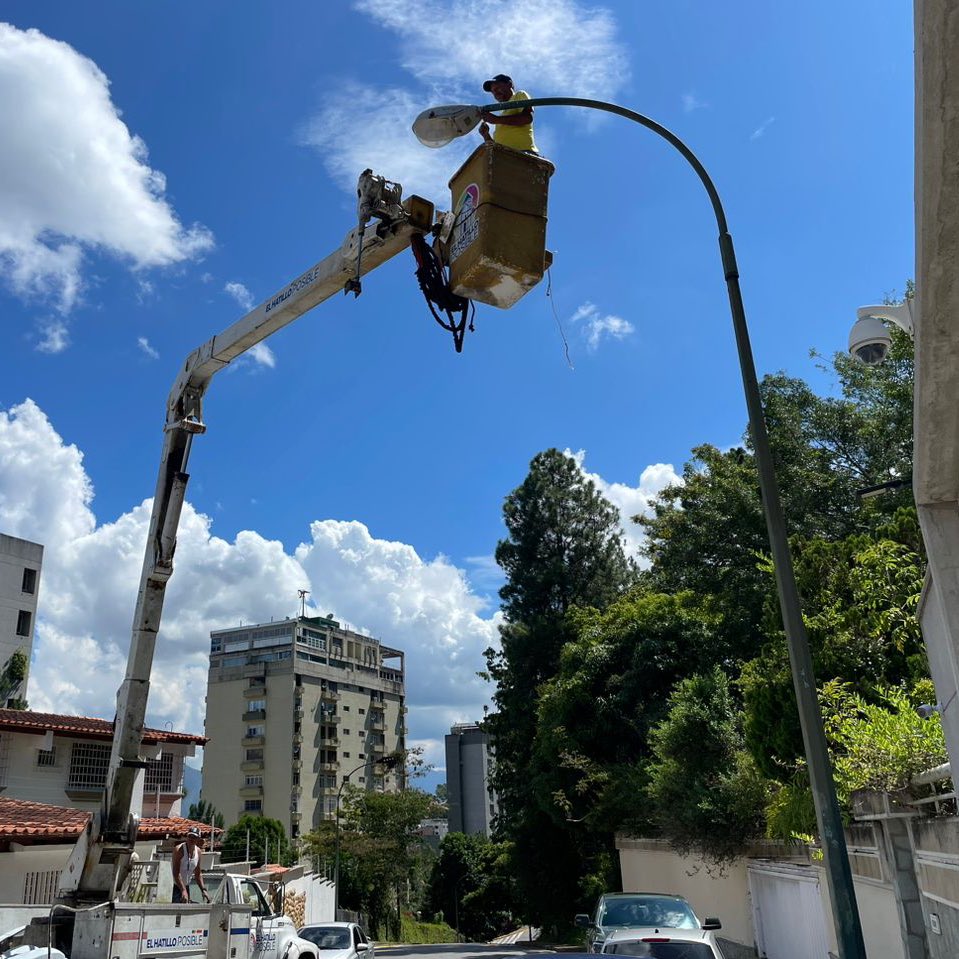 eliasayegh's tweet photo. ¡En #ElHatillo la seguridad es un pilar fundamental de nuestra gestión! Por ello nuestro Plan #LuzParaElHatillo continúa realizando la recuperación integral del sistema de alumbrado público de nuestro municipio, a pesar de ser esta una competencia de #Corpoelec. #ElHatilloPosible #11Sep
