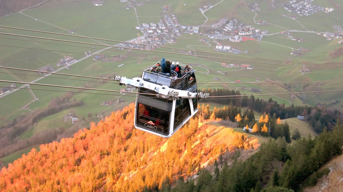 Cabrio Stanserhorn - a very special cable car made by Garaventa

Video Bergfahrt --&gt;
youtube.com/watch?v=LwQ-z5… 

#cablecar #seilbahn #cabrio #stanserhorn #schweiz #switzerland #garaventa
