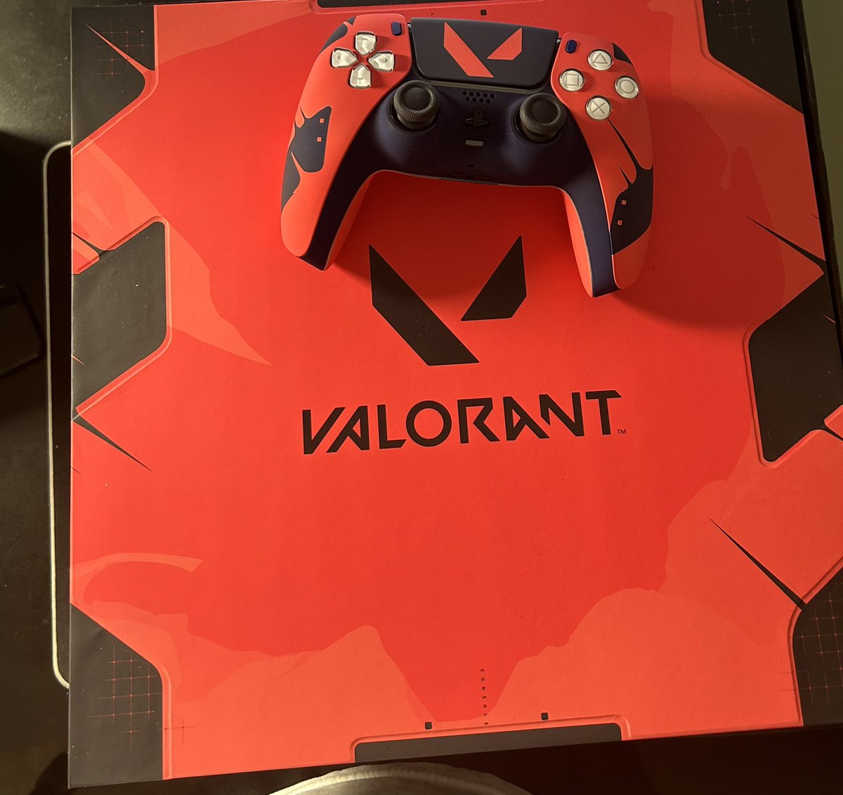 Thank you <a href="/riotgames/">Riot Games</a> For the gift box, can't wait to smurf on Valorant Console 🦅🇺🇸