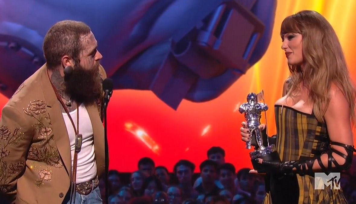 tswifterastour's tweet photo. 🚨| Taylor Swift and Post Malone on stage accepting the award for "Best Collaboration" for "Fortnight" at the 2024 #VMAs! https://t.co/R05JW8r1ci